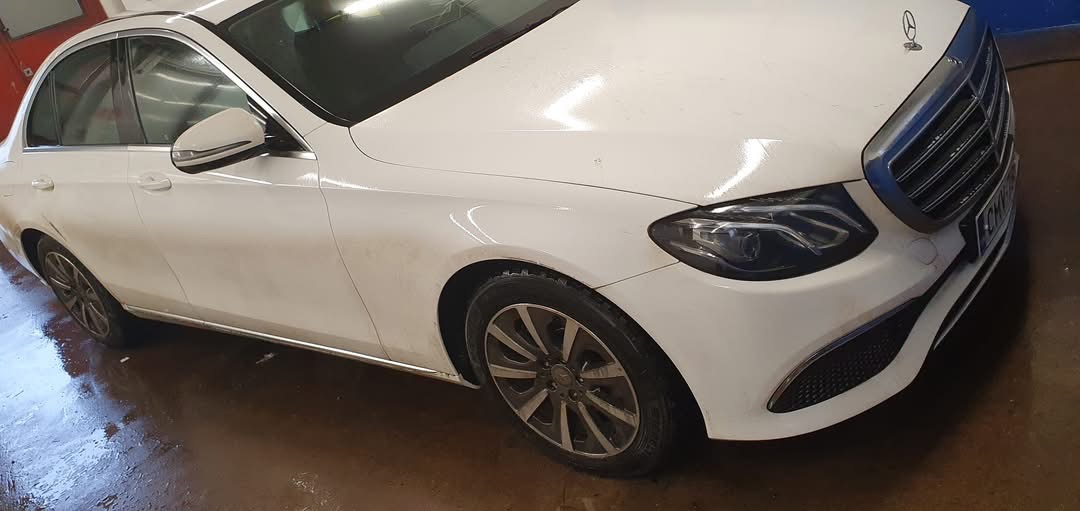 Puhdistettu Mercedes-Benz
